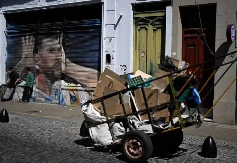 Milei golpea la economía real; argentinos siguen padeciendo pobreza