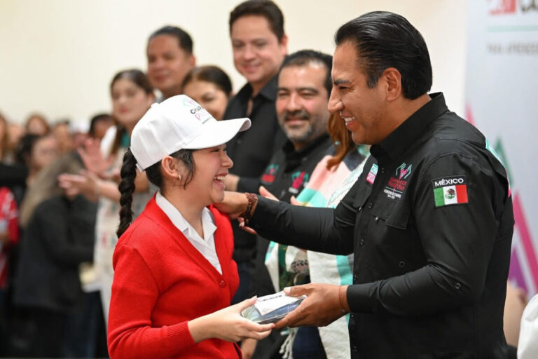 Eduardo Ramírez entrega becas para la alfabetización y kits visuales en San Cristóbal