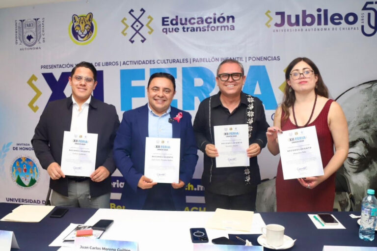Modera Juan Carlos Moreno Guillén presentación de libro