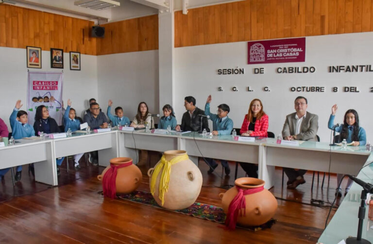 Niñas y niños participan en Cabildo Infantil