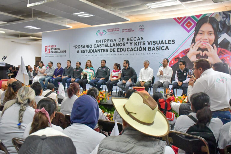 Chiapas apuesta por la educación: entregan becas y lentes en San Cristóbal