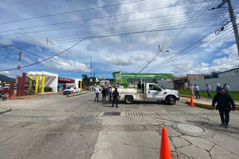 Atienden caída de postes y cables en el Boulevard Ignacio Allende
