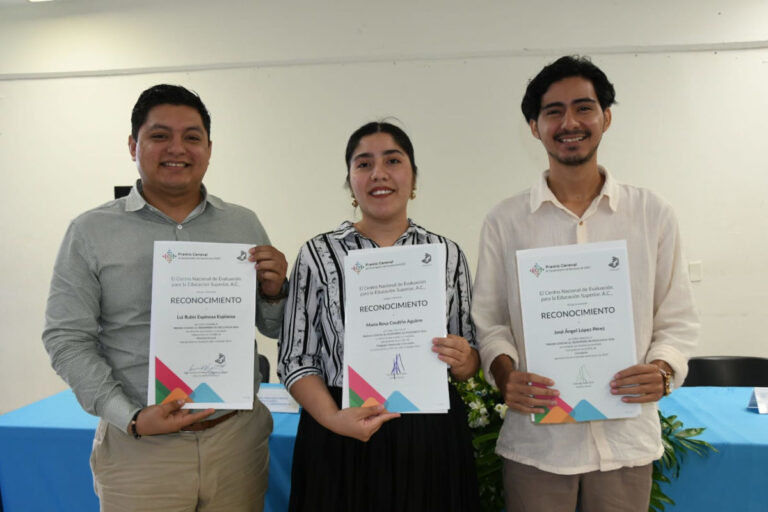 Reciben egresados de la UNACH Premio a la Excelencia Académica CENEVAL-EGEL Plus