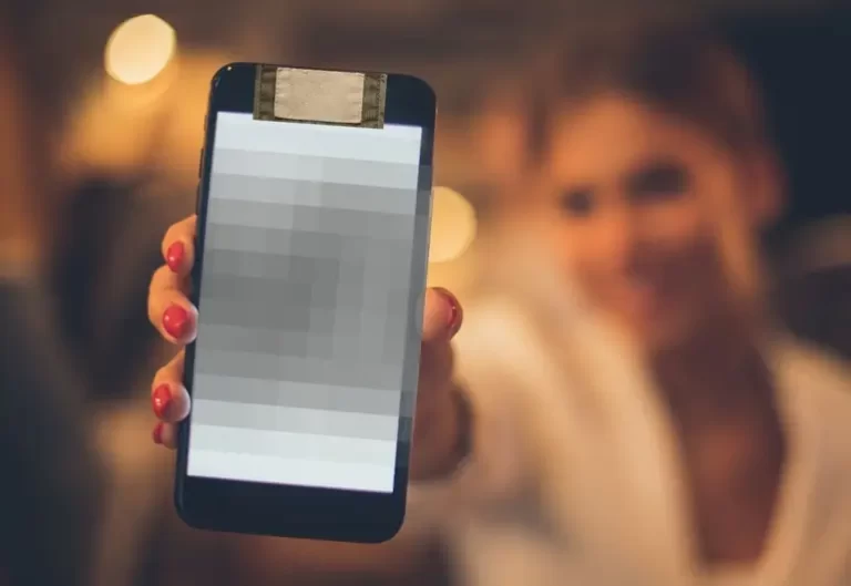 ¿Funciona tapar la cámara del celular para evitar ser espiado?