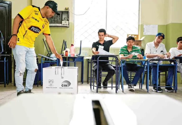 Golpe a Noboa: votan en contra de su referendo; respetará voluntad del pueblo