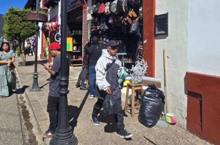 Supervisan y retiran obstrucciones en andadores del Centro de San Cristóbal
