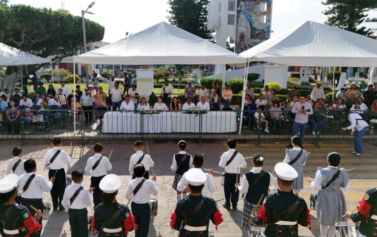 Valeria Rosales presencia desfile conmemorativo por el 115 aniversario de la Revolución Mexicana