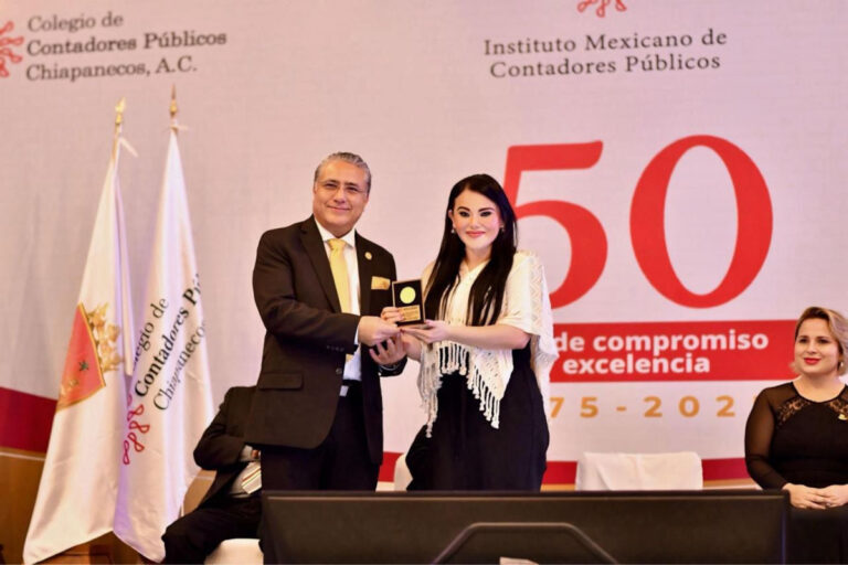 Asiste Romero Basurto a la celebración de los 50 años del Colegio de Contadores Públicos Chiapanecos