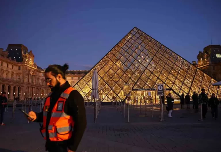 Trabajadores del Museo del Louvre estallan ante deterioro, caos interno y robo de las joyas