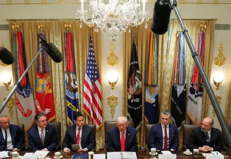 Trump planea ampliar a 30 los países incluidos en su prohibición de viajes a EU