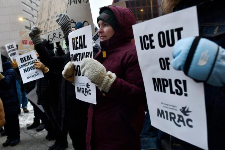 Agentes migratorios abandonan Mineápolis; Trump reorganiza operación