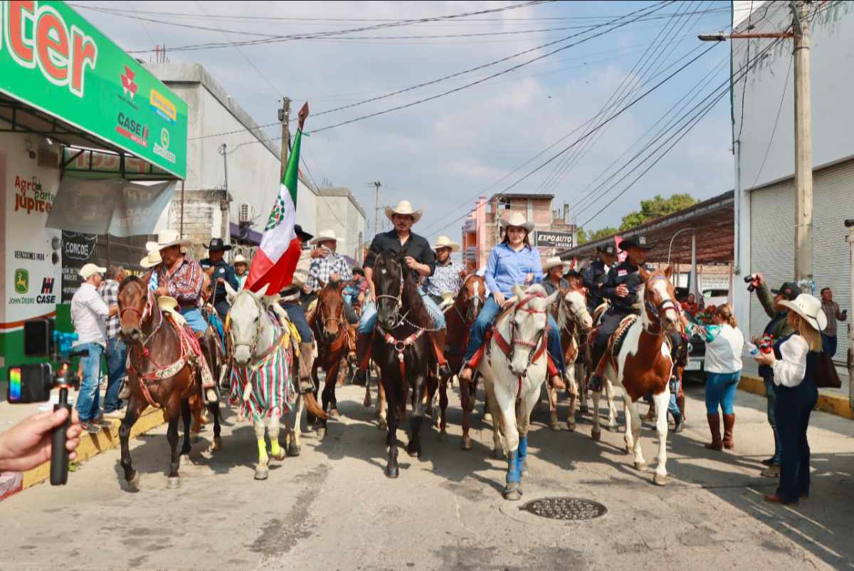 Valeria Rosales y José Manuel Figueroa encabezan cabalgata en Villaflores