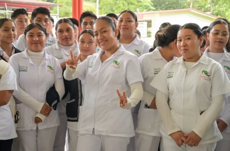 Estudiantes pueden cursar la carrera técnica en Enfermería General en el Cecytech