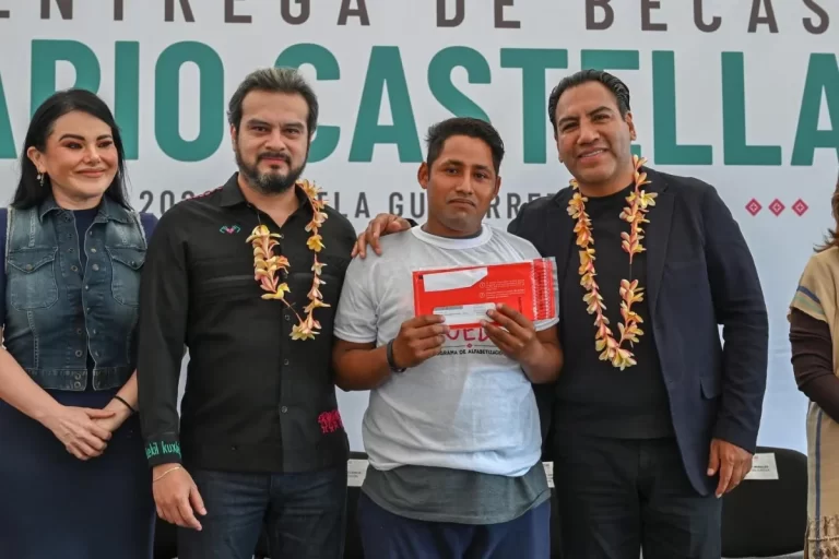 En Tuxtla Gutiérrez, Eduardo Ramírez entrega becas Rosario Castellanos para la alfabetización