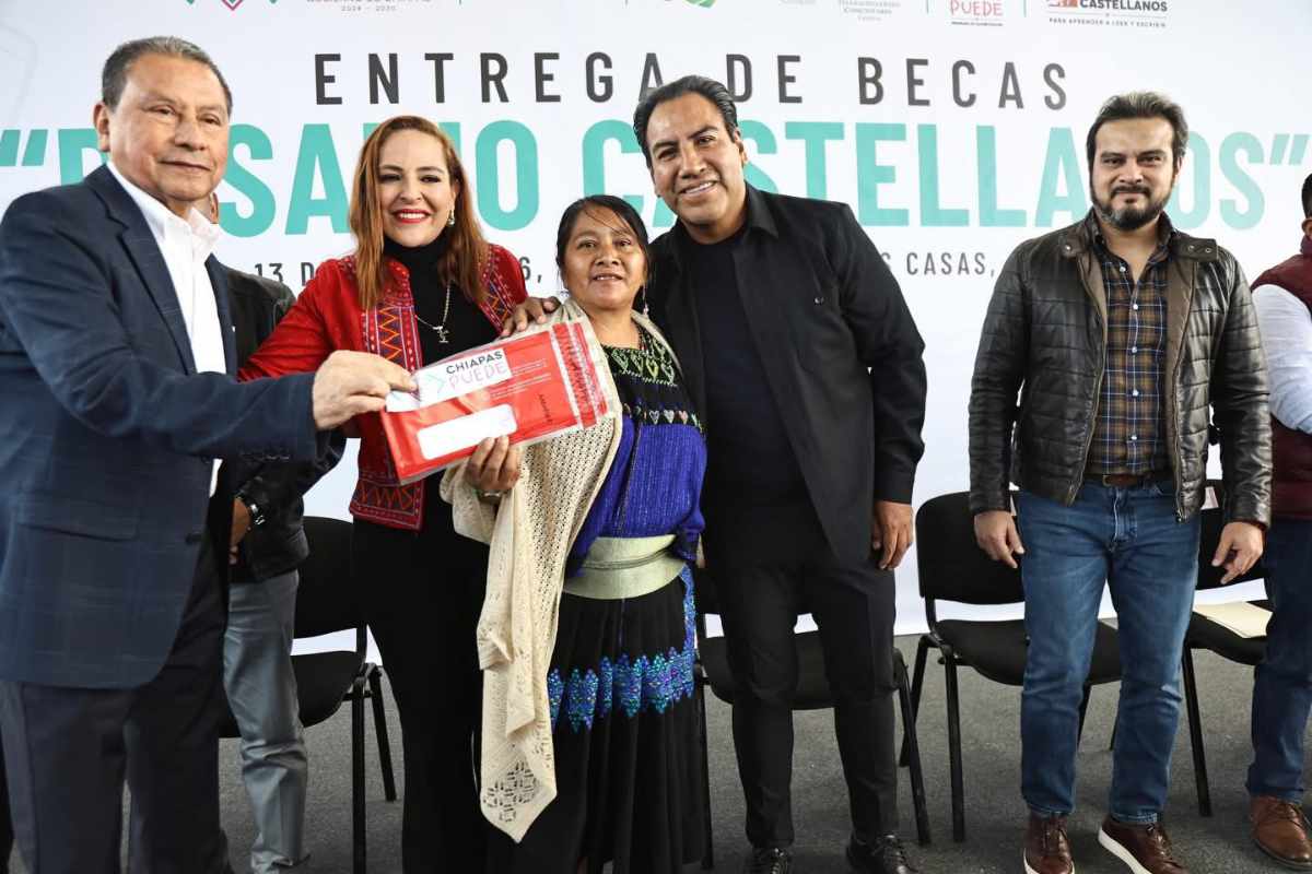 Eduardo Ramírez entrega becas Rosario Castellanos para la alfabetización en SCLC