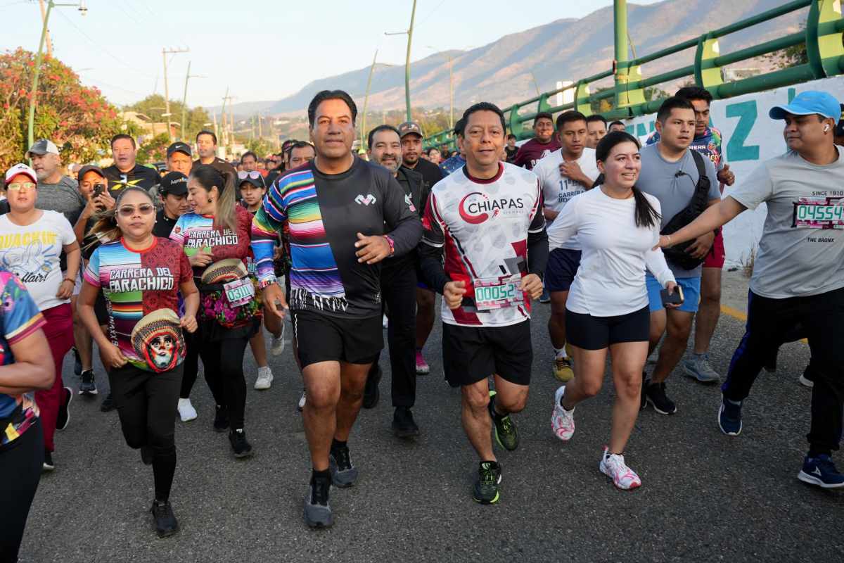 Junto a miles de atletas, Eduardo Ramírez participa en la Carrera del Parachico 2026