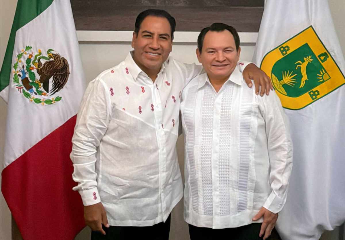 Eduardo Ramírez asiste al primer informe del gobernador de Yucatán, Joaquín Díaz Mena
