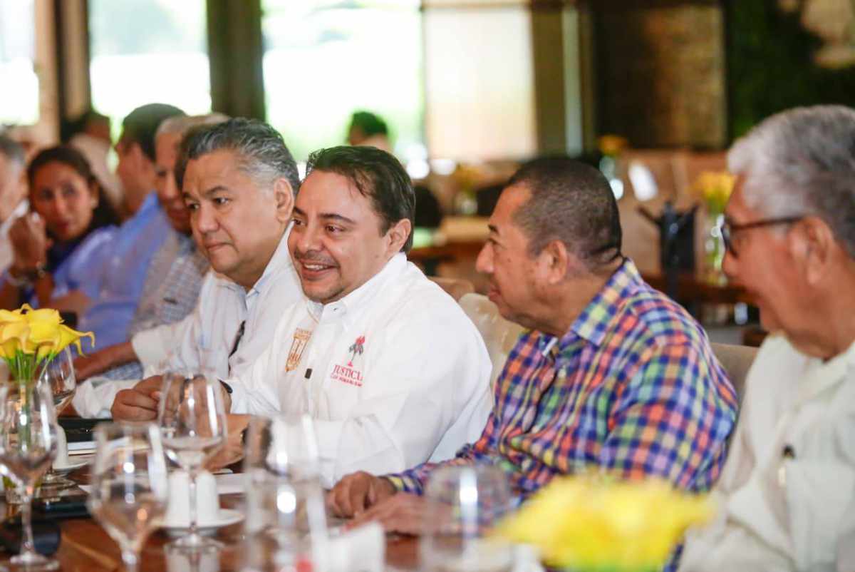 Juan Carlos Moreno Guillén dialoga con notarias y notarios del Soconusco