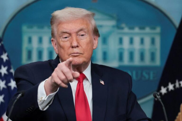 Trump firma decreto para sancionar con aranceles a países que vendan petróleo a Cuba