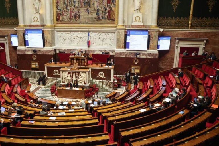 UE apoya proyecto de Francia de prohibir redes sociales a menores de 15 años