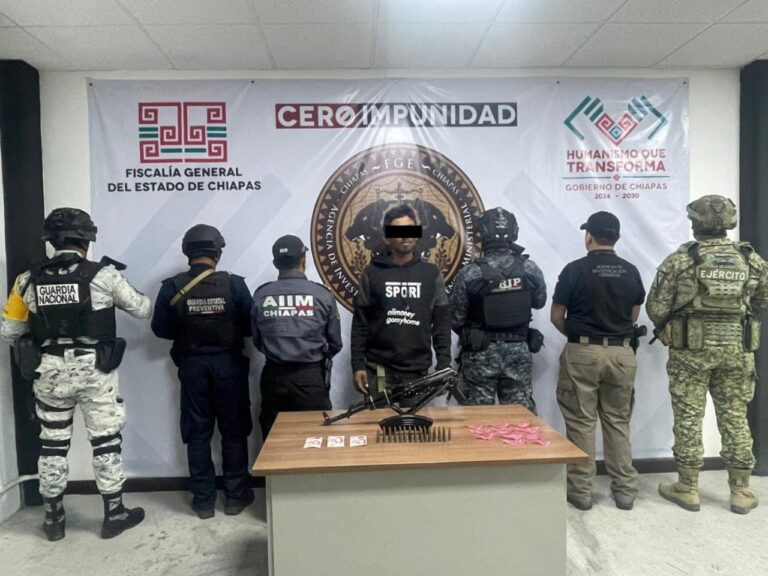 Detienen a una persona por delitos contra la salud y violación a la Ley Federal de Armas de Fuego