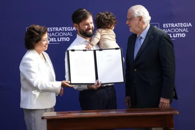 «A la mamá se le terminó el postnatal»: Gabriel Boric asiste con su hija en brazos a acto oficial en Chile