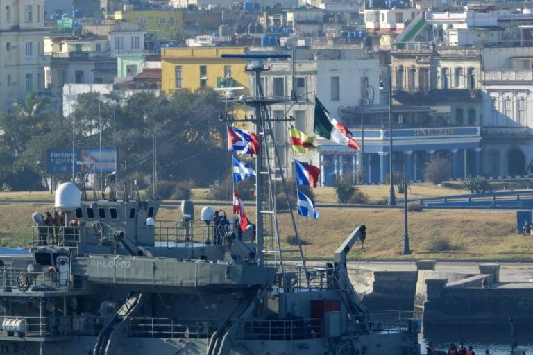 Dos buques de México llegan a Cuba con ayuda humanitaria