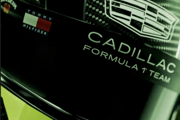 «Checo» Pérez presenta un nuevo casco para el arranque de los test en Bahréin 2026
