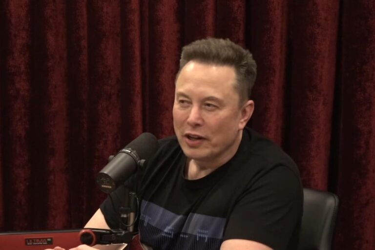 Elon Musk acusa a Pedro Sánchez de traidor por prohibir redes sociales a menores