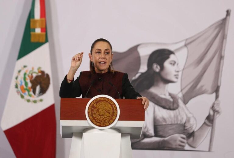 Sheinbaum pide no politizar el caso Carlos Manzo tras solicitud de alcaldesa de Uruapan