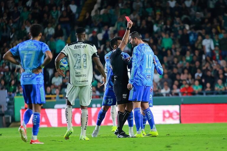 Suavizan castigo a Gignac tras reclamos al árbitro