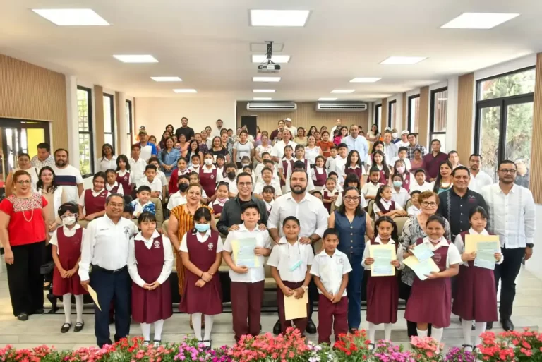 Realizan la entrega de becas federales “Artemio López” en Berriozábal