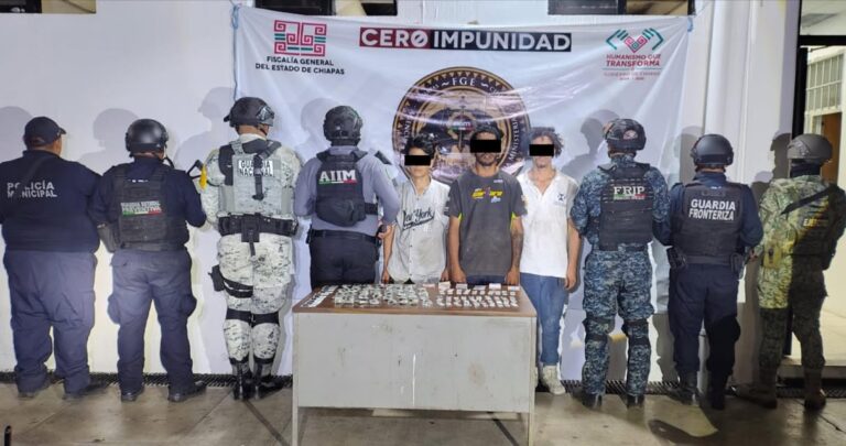 En Tapachula, el Grupo Interinstitucional detiene a tres personas y asegura narcóticos en una diligencia de cateo