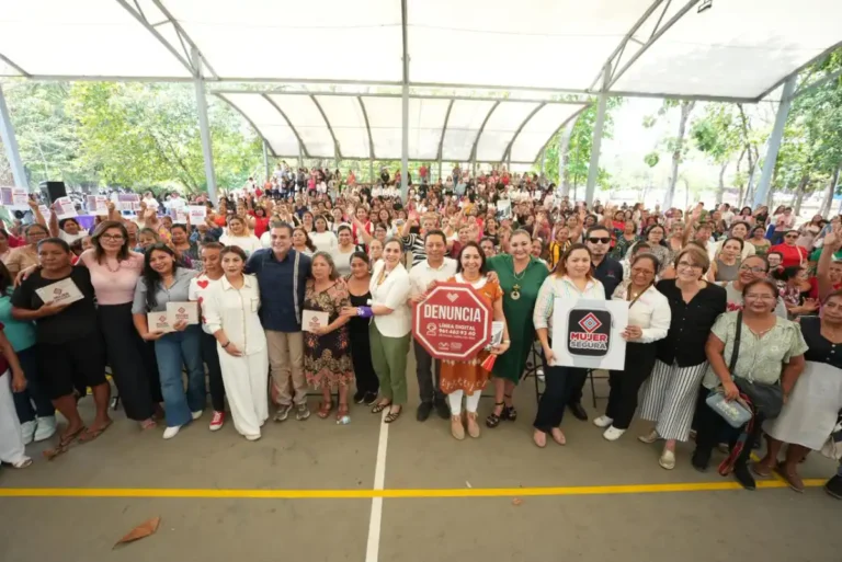 Jorge Llaven y Marian Vázquez entregan relojes “Mujer Segura” a usuarias del Cejum