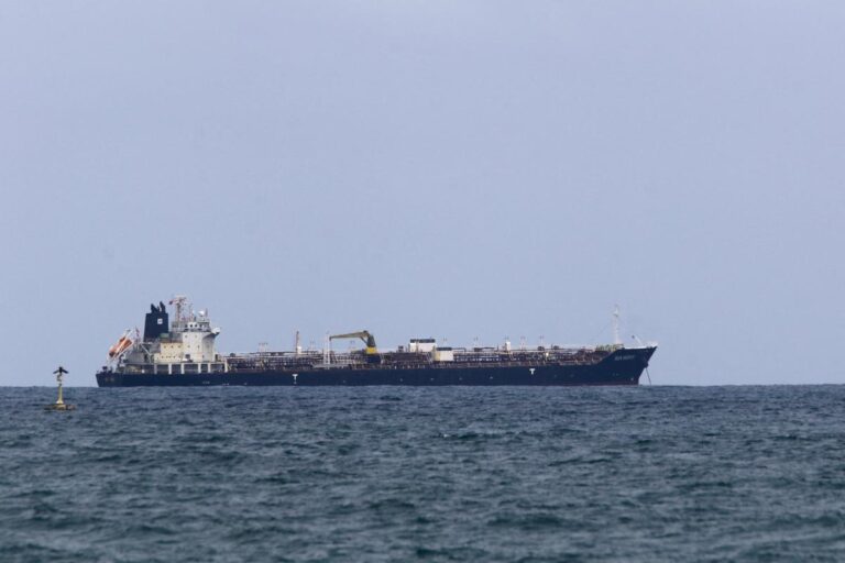 Buque petrolero ruso llega a Cuba; Moscú ratifica apoyo a la isla