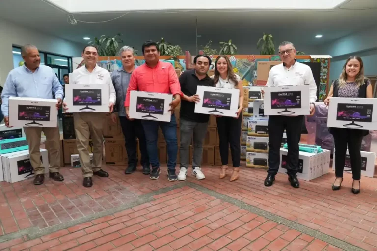 Seinfra entrega equipos de cómputo para dignificar el trabajo de su personal