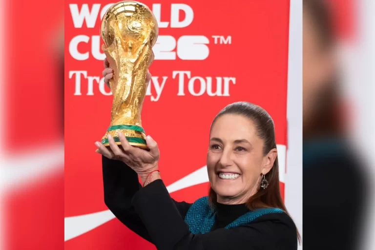 Claudia Sheinbaum levanta el trofeo de la Copa del Mundo