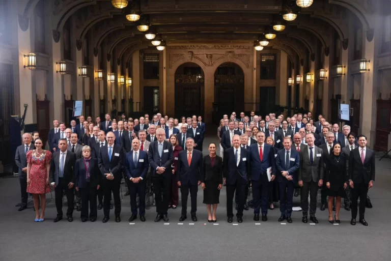 Claudia Sheinbaum recibe a más de 100 directores ejecutivos de empresas nórdicas en Palacio Nacional