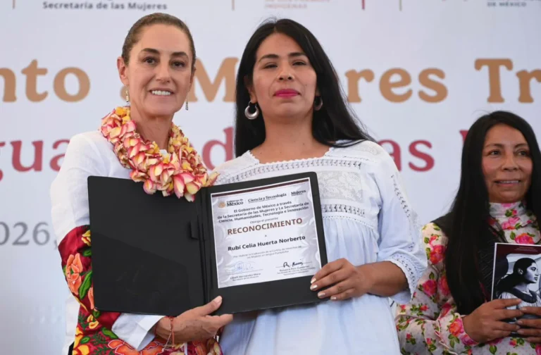 En Oaxaca, Presidenta reconoce a mujeres traductoras