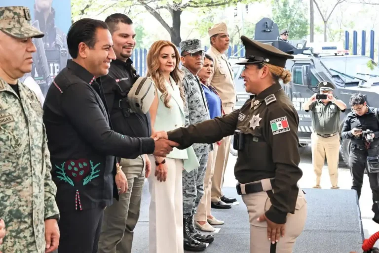 Eduardo Ramírez entrega cámaras corporales y chalecos con placas balísticas a elementos de la SSP