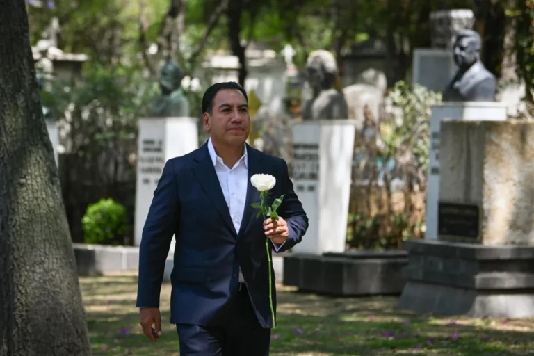 Visita Eduardo Ramírez la última morada de Rosario Castellanos