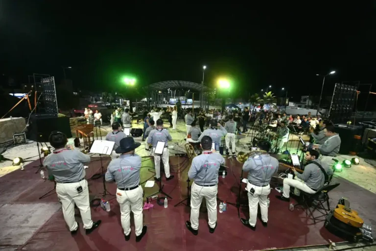 Espectacular presentación de la Orquesta Paz y Humanismo en Puerto Madero