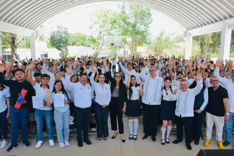 Reconocen logros de alumnas y alumnos del Cobach