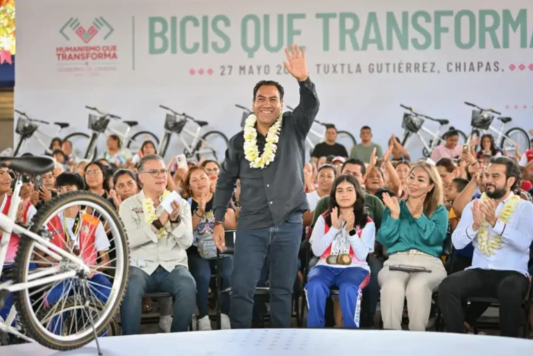 Eduardo Ramírez entrega bicicletas y mochilas a estudiantes de Tuxtla Gutiérrez