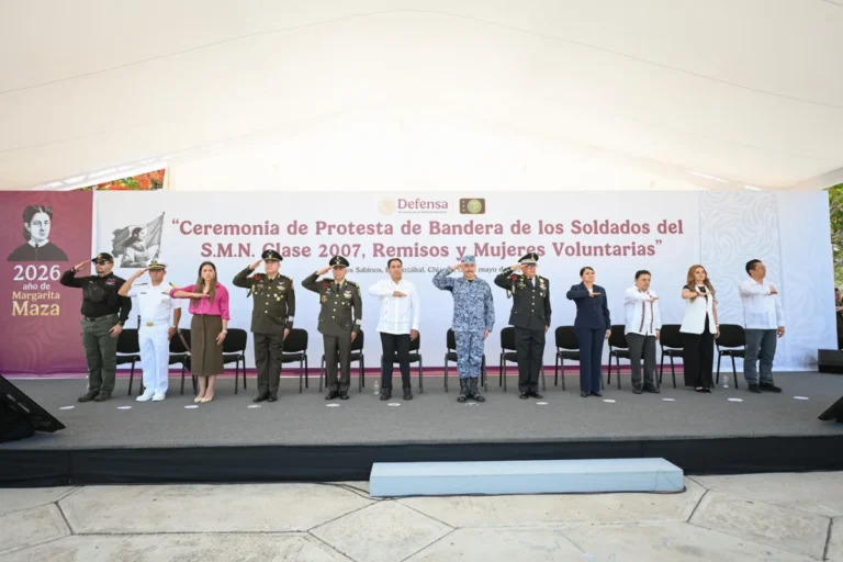 Eduardo Ramírez atestigua Ceremonia de Protesta de Bandera de Soldados del SMN