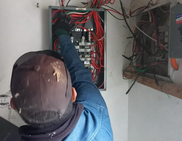 Atienden falla eléctrica en el Mercado del Norte para prevenir riesgos a comerciantes y visitantes