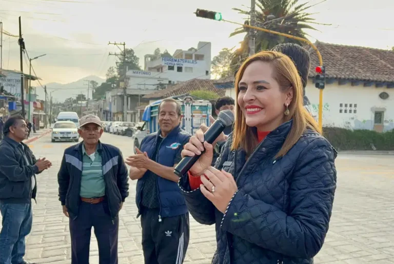 Inaugura Fabiola Ricci semáforos en La Garita