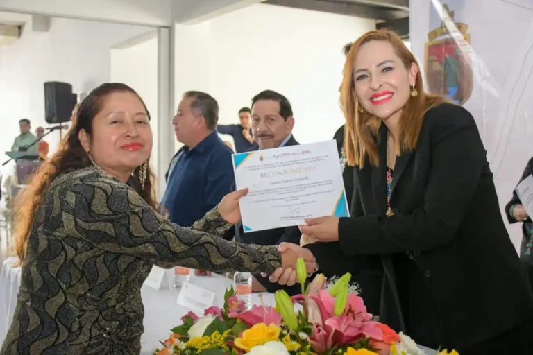 Reconocen a docentes de San Cristóbal por 30 años de servicio