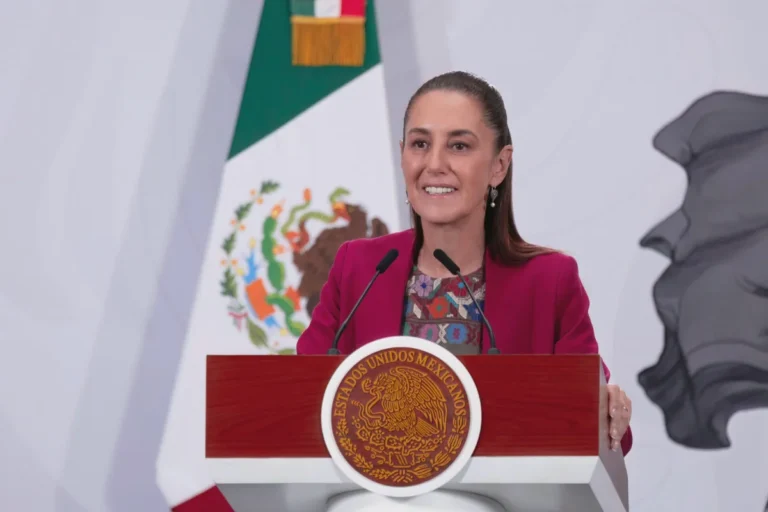 Presidenta presenta el prototipo del minivehículo eléctrico mexicano Olinia