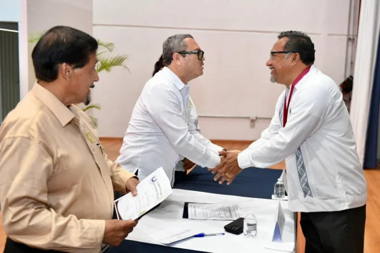 Reconoce UNACH a docentes con más de 25 años de servicio